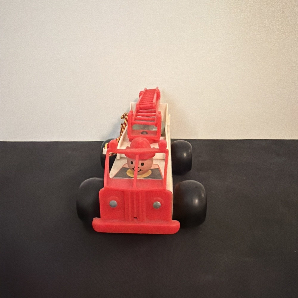 Vintage Fisher-Price Fire Engine Toy With Ladder & Rope Accessory - Picture 4 of 5